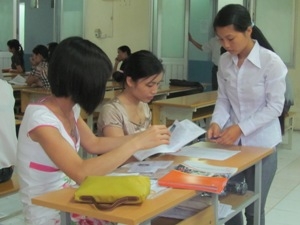 Thí sinh làm thủ tục dự thi đại học năm 2011.